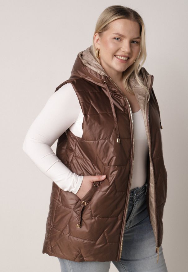 Born2be - Brązowa Kamizelka z Nieodpinanym Kapturem i Geometrycznym Pikowaniem Kalousa. Okazja: na co dzień. Kolor: brązowy. Materiał: jeans, dresówka. Długość rękawa: długi rękaw. Wzór: geometria. Styl: casual, klasyczny