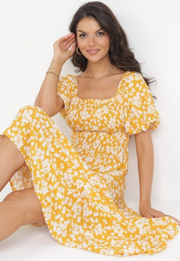 Born2be - Żółta Rozkloszowana Sukienka Maxi w Kwiaty Casceia. Kolor: żółty. Wzór: kwiaty. Długość: maxi