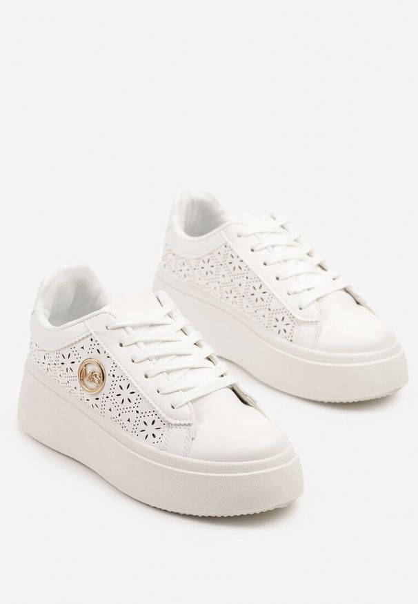 Born2be - Białe Sneakersy na Platformie Zdobione Ażurową Perforacją i Aplikacją Camioria. Okazja: na co dzień. Kolor: biały. Materiał: jeans. Wzór: ażurowy, aplikacja. Obcas: na platformie