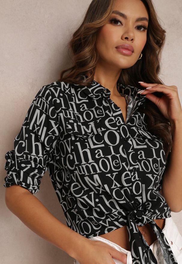 Renee - Czarna Koszula Wzorzysta z Wiązaniem Kristell. Okazja: na co dzień. Typ kołnierza: kołnierzyk klasyczny. Kolor: czarny. Materiał: materiał, wiskoza, jeans, tkanina. Styl: klasyczny, casual, elegancki