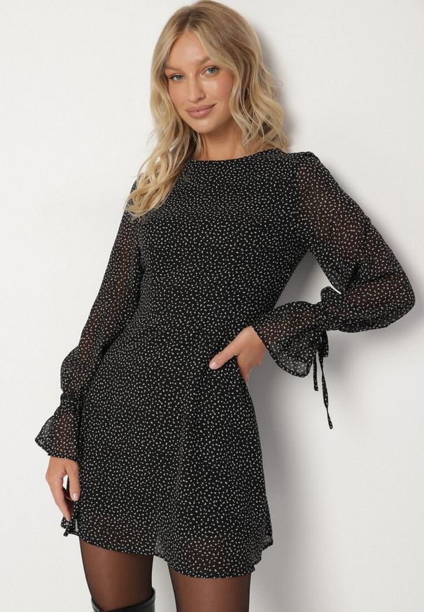 Born2be - Czarna Rozkloszowana Sukienka Vices z Bufiastymi Rękawami w Kropki Eriane. Okazja: na co dzień. Kolor: czarny. Wzór: kropki. Typ sukienki: proste. Styl: casual, elegancki, klasyczny