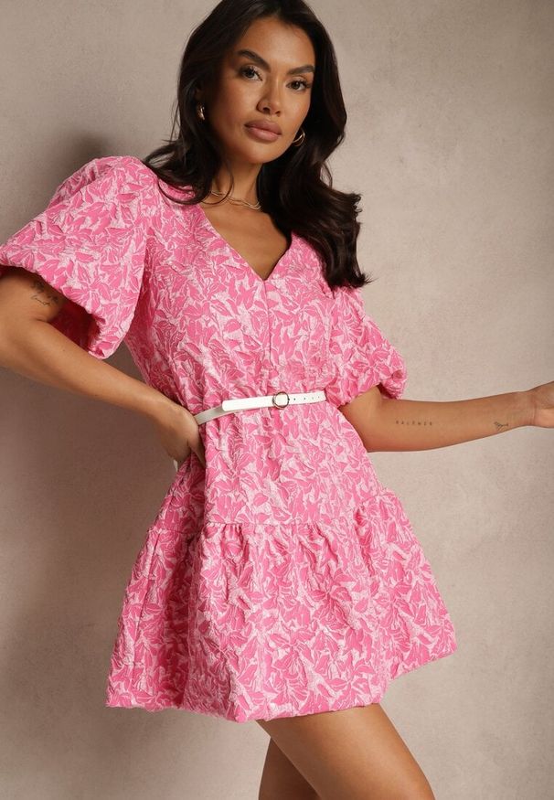 Renee - Różowa Trapezowa Sukienka z Rękawkami w Gumkę i z Falbanką na Dole Ninatiela. Kolor: różowy. Długość rękawa: krótki rękaw. Typ sukienki: trapezowe