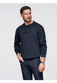 Ombre Clothing - Męska bluza regular z błyszczącym printem na klatce piersiowej - ciemnoniebieska V4 - Rozmiar: M. Okazja: na co dzień, na uczelnię. Kolor: niebieski. Materiał: dzianina, materiał, wiskoza, elastan, poliester. Wzór: nadruk. Styl: casual