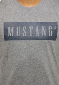 Mustang - MUSTANG STYLE ALEX C LOGO TEE MĘSKI T-SHIRT KOSZULKA NADRUK MID GREY MELANGE 1013223 4140. Okazja: do pracy, na co dzień. Materiał: jeans, skóra, materiał, bawełna, wiskoza. Długość rękawa: krótki rękaw. Długość: krótkie. Wzór: nadruk. Styl: klasyczny, casual, elegancki