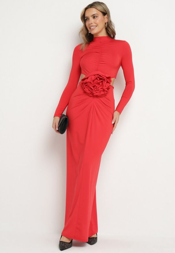 Born2be - Czerwona Wieczorowa Sukienka z Wiskozą Wycięciem Kwiatem 3D i Odkrytymi Plecami Annilith. Kolor: czerwony. Materiał: wiskoza. Wzór: kwiaty. Styl: wizytowy