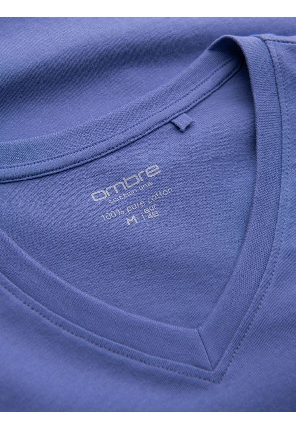 Ombre Clothing - Bawełniana klasyczna męska koszulka z dekoltem w serek BASIC – fioletowa V12 OM-TSBS-0145 - XXL. Typ kołnierza: dekolt w serek. Kolor: fioletowy. Materiał: bawełna. Wzór: ze splotem, jednolity. Styl: klasyczny