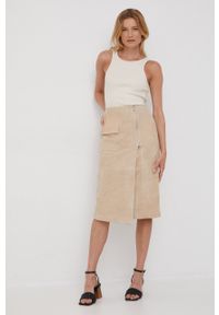 Calvin Klein spódnica zamszowa kolor beżowy midi prosta. Okazja: na co dzień. Stan: podwyższony. Kolor: beżowy. Materiał: zamsz. Styl: casual