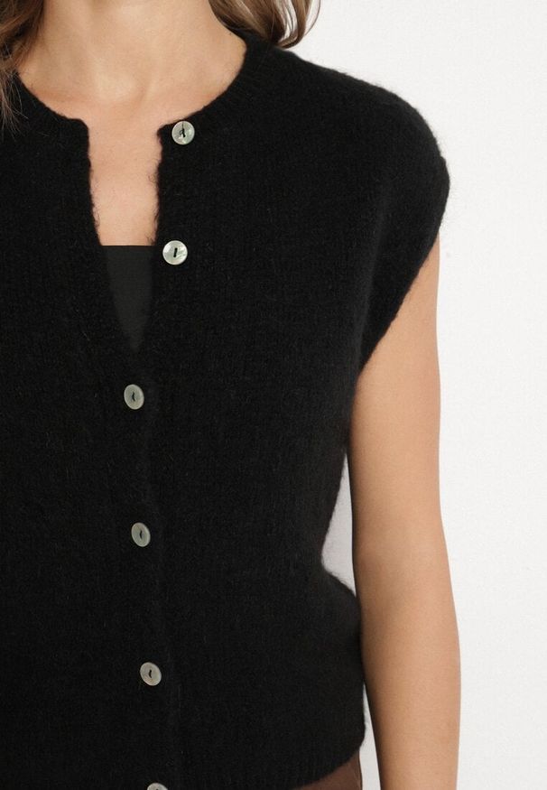Born2be - Czarna Kamizelka z Dzianiny z Moherem Zapinana na Guziki Voquira. Okazja: na co dzień. Kolor: czarny. Materiał: moher, dzianina. Styl: elegancki, casual