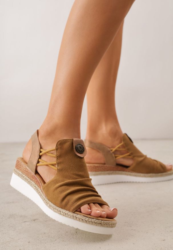 Born2be - Jasnobrązowe Sandały na Koturnie z Marszczoną Cholewką i Metaliczną Aplikacją Teodlar. Zapięcie: bez zapięcia. Kolor: brązowy. Materiał: jeans, len. Wzór: aplikacja. Sezon: lato. Obcas: na koturnie. Styl: boho. Wysokość obcasa: średni