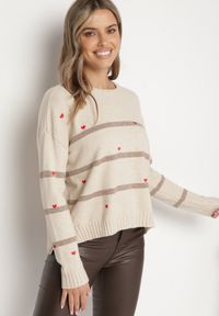 Born2be - Beżowy Sweter w Paski z Wyhaftowanymi Serduszkami Nerisea. Kolor: beżowy. Wzór: paski. Styl: elegancki #7
