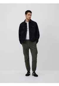 Reserved - Spodnie jogger cargo - ciemnozielony. Kolor: zielony. Materiał: tkanina, bawełna