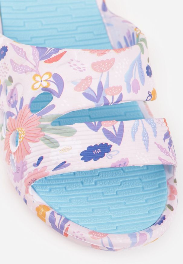 Born2be - Jasnoniebieskie Klapki Basenowe Ozdobione Wzorem w Kwiaty Thoninoe. Okazja: na plażę. Kolor: niebieski. Wzór: aplikacja, kwiaty. Sezon: lato. Styl: wakacyjny