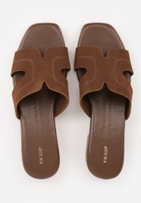 Born2be - Brązowe Klapki VICES na Niskim Słupku z Ozdobnymi Wycięciami w Cholewce Celatheis. Okazja: na co dzień, na spacer. Kolor: brązowy. Materiał: len. Wzór: haft. Sezon: lato. Obcas: na słupku. Styl: casual, elegancki #5