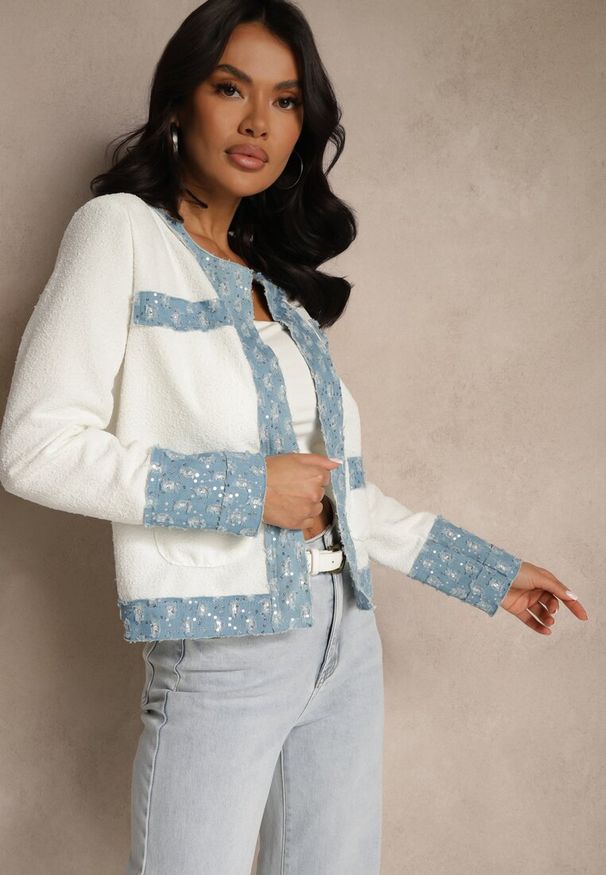 Renee - Biało-Niebieska Marynarka o Pudełkowym Kroju z Tłoczonymi Zdobieniami Ranolea. Okazja: na spotkanie biznesowe. Kolor: biały. Wzór: aplikacja. Styl: biznesowy, klasyczny