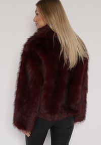 Born2be - Bordowa Kurtka Futerko z Szerokim Kołnierzem Vertilira. Okazja: na co dzień. Kolor: czerwony. Materiał: futro. Styl: wizytowy, casual, elegancki #2