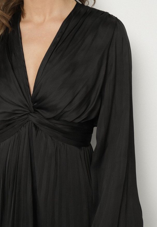 Born2be - Czarna Rozkloszowana Sukienka Plisowana z Marszczeniem i Dekoltem w Serek Aladwen. Okazja: na co dzień. Typ kołnierza: dekolt w serek. Kolor: czarny. Materiał: poliester. Typ sukienki: rozkloszowane, proste. Styl: casual, elegancki