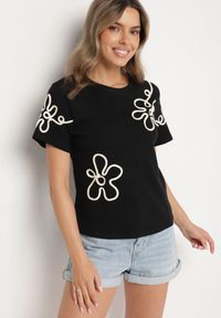 Born2be - Czarny T-shirt z Kwiatowymi Aplikacjami Tilenna. Okazja: na co dzień. Kolor: czarny. Materiał: jeans. Wzór: aplikacja, kwiaty. Styl: klasyczny, elegancki, casual #3
