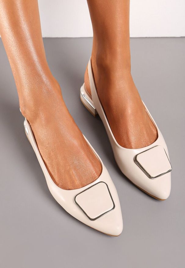 Renee - Beżowe Płaskie Sandały Sling-Back z Noskiem w Szpic i Klamrą ze Skórzaną Wkładką Sitaraga. Okazja: na co dzień. Zapięcie: klamry. Kolor: beżowy. Materiał: skóra. Sezon: lato. Styl: casual, wakacyjny, klasyczny