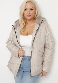 Born2be - Beżowa Kurtka Pikowana z Kapturem Karbia. Okazja: na co dzień. Typ kołnierza: kaptur. Kolekcja: plus size. Kolor: beżowy. Styl: casual, elegancki #5