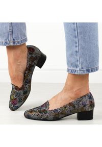 Niebieskie ażurowe czółenka damskie na obcasie M.Daszyński Sa200-1. Nosek buta: okrągły. Kolor: niebieski. Szerokość cholewki: normalna. Wzór: ażurowy. Materiał: skóra. Sezon: jesień, wiosna, lato. Obcas: na obcasie. Styl: klasyczny. Wysokość obcasa: niski #1