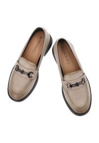 Mokasyny damskie Vinceza, skóra naturalna wsuwany fason klasyczne loafersy metalowa ozdoba niski stabilny obcas grubsza podeszwa, beżowe, 39991. Kolor: beżowy. Materiał: skóra. Wzór: aplikacja. Obcas: na obcasie. Styl: klasyczny. Wysokość obcasa: średni #2