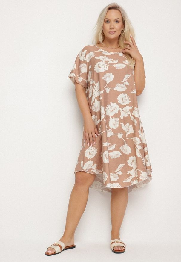 Born2be - Ciemnobeżowa Pudełkowa Wiskozowa Sukienka ze Wzorem Kwiatów Aranessa. Okazja: na co dzień. Kolor: beżowy. Materiał: wiskoza. Wzór: kwiaty. Typ sukienki: proste. Styl: klasyczny, casual, elegancki, boho