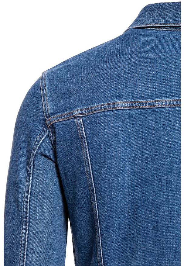 Wrangler - KURTKA JEANSOWA WRANGLER REGULAR JACKET MIDSTONE W44323091 112128853. Typ kołnierza: kaptur. Materiał: jeans. Wzór: nadruk, aplikacja. Sezon: lato, jesień. Styl: elegancki, klasyczny