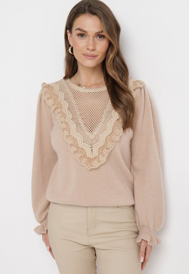 Born2be - Beżowy Sweter Dzianinowy z Falbankami Hekoni. Typ kołnierza: kołnierz z falbankami. Kolor: beżowy. Materiał: dzianina. Długość rękawa: długi rękaw. Długość: długie. Wzór: koronka, ażurowy. Styl: klasyczny