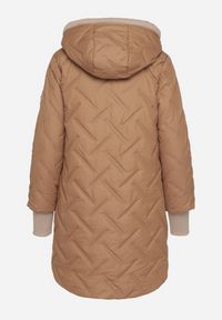 Born2be - Jasnobrązowa Pikowana Kurtka z Przedłużonym Tyłem i Kapturem Melune. Okazja: na co dzień. Kolor: brązowy. Materiał: jeans. Wzór: aplikacja. Styl: klasyczny, casual #2