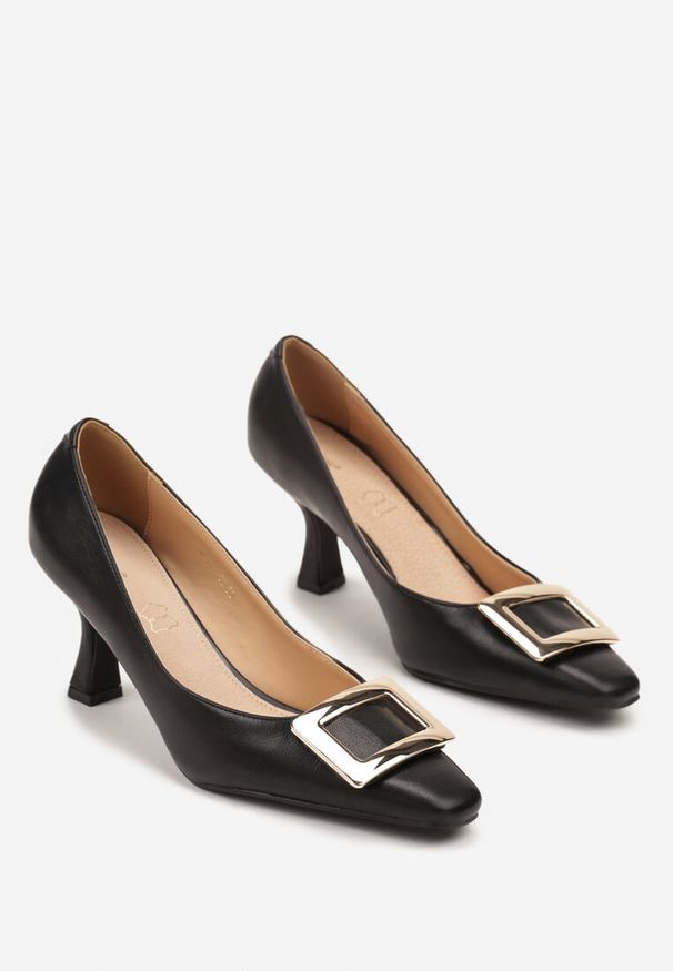 Born2be - Czarne Czółenka Vices ze Skórzaną Wkładką i Prostokątną Aplikacją Berisse. Okazja: na co dzień, do pracy, na spotkanie biznesowe. Kolor: czarny. Materiał: skóra. Wzór: aplikacja. Obcas: na obcasie. Styl: biznesowy, klasyczny, casual, elegancki. Wysokość obcasa: średni