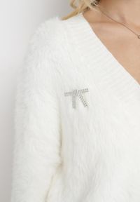 Born2be - Biały Puchaty Kardigan z Wiskozy zTrójkątnym Dekoltem Ściągaczami i Broszką Delai. Kolor: biały. Materiał: wiskoza. Wzór: aplikacja #4