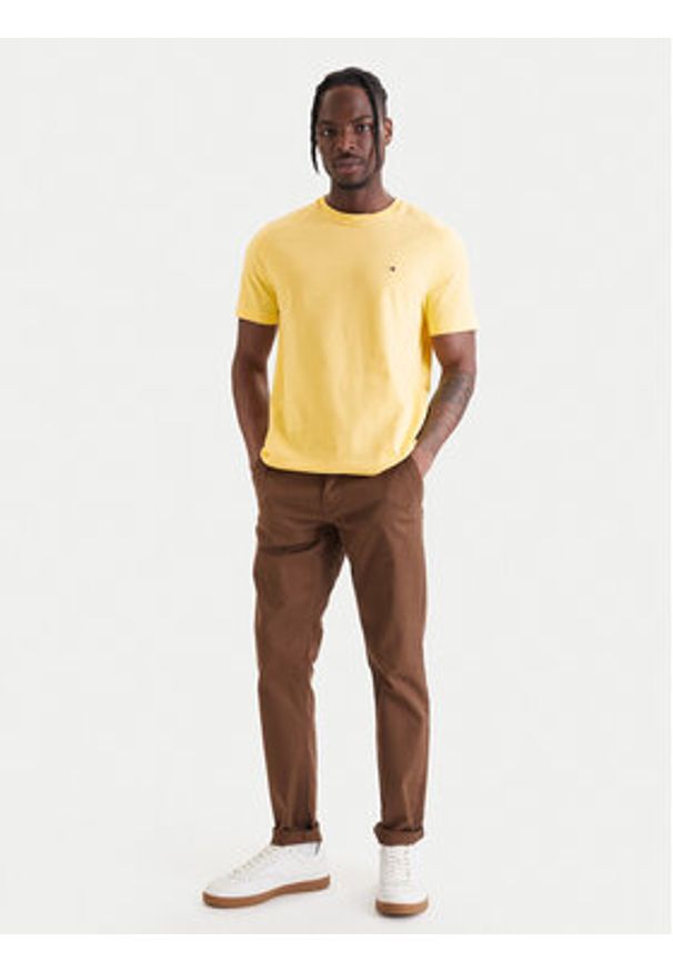 TOMMY HILFIGER - Tommy Hilfiger T-Shirt Ess Seasonal MW0MW39995 Żółty Regular Fit. Kolor: żółty. Materiał: bawełna