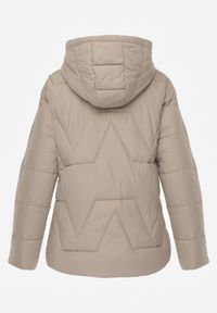 Renee - Ciemnobeżowa Pikowana Kurtka Przejściowa z Kapturem Silidi. Okazja: na co dzień. Typ kołnierza: kaptur. Kolor: beżowy. Materiał: jeans. Styl: casual, elegancki, klasyczny #7