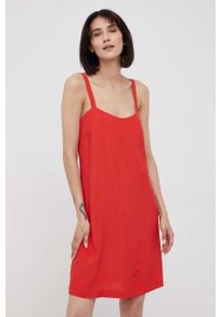 Sisley sukienka kolor czerwony mini prosta. Kolor: czerwony. Materiał: tkanina. Długość rękawa: na ramiączkach. Typ sukienki: proste. Długość: mini