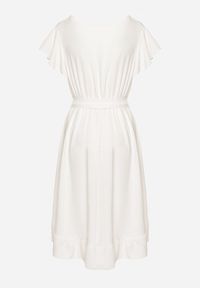 Born2be - Biała Kopertowa Sukienka z Asymetrycznym Dołem Ozdobiona Falbanką z Paskiem w Talii Snidia. Okazja: na co dzień, na spacer. Kolor: biały. Wzór: aplikacja. Sezon: lato. Typ sukienki: asymetryczne, kopertowe. Styl: casual, elegancki, klasyczny #6