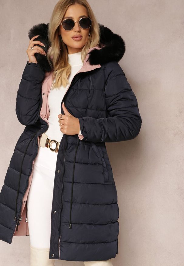 Renee - Różowa Dwustronna Kurtka ze Ściągaczem i Kapturem z Futerkiem Divya. Kolor: różowy. Materiał: futro. Styl: elegancki