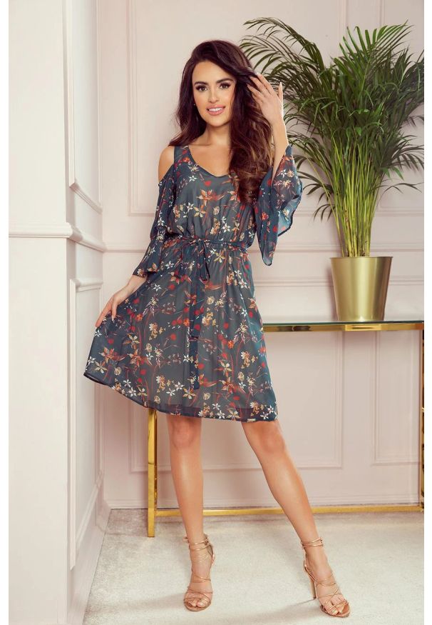 Numoco - Zwiewna sukienka szyfonowa w kwiaty z wycięciami zielona. Okazja: na randkę, na imprezę. Kolor: zielony. Materiał: szyfon. Wzór: kwiaty. Sezon: wiosna, lato. Styl: wizytowy