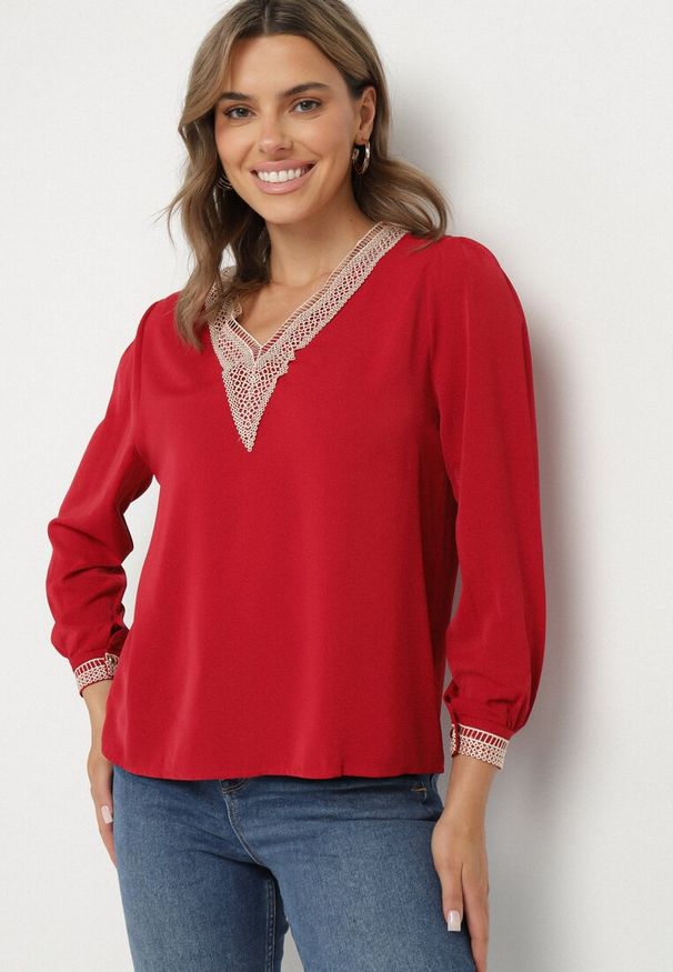 Born2be - Czerwona Bluzka w Rustykalnym Stylu z Koronką i Dekoltem w Serek Gonlira. Typ kołnierza: dekolt w serek. Kolor: czerwony. Materiał: koronka. Długość rękawa: długi rękaw. Długość: długie. Wzór: koronka. Styl: boho, elegancki