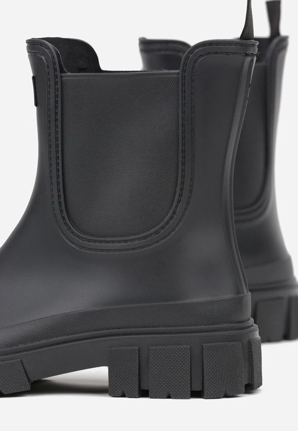 Born2be - Czarne Kalosze z Elastycznymi Wstawkami w Cholewce i Aplikacją z Napisem Deliavia. Okazja: na co dzień. Kolor: czarny. Materiał: jeans. Szerokość cholewki: normalna. Wzór: napisy, aplikacja. Styl: klasyczny, casual