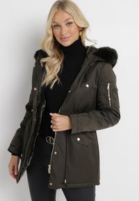 Born2be - Ciemnozielona Kurtka Parka ze Ściągaczem i Kapturem z Futerkiem Kathateia. Okazja: na co dzień. Kolor: zielony. Materiał: futro. Długość rękawa: długi rękaw. Długość: długie. Styl: klasyczny, casual, elegancki #2