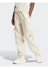 Adidas - adidas Spodnie dresowe Essentials IR5906 Beżowy Loose Fit. Kolor: beżowy. Materiał: bawełna