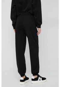 Calvin Klein Jeans spodnie dresowe damskie kolor czarny z nadrukiem. Kolor: czarny. Materiał: dresówka. Wzór: nadruk #2