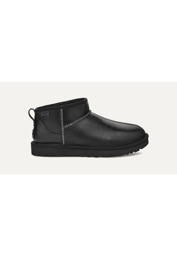 Ugg - Śniegowce męskie UGG Classic Ultra Mini Leather Regenerate Boot. Okazja: na plażę. Kolor: czarny. Materiał: materiał. Sezon: lato, zima, jesień. Styl: młodzieżowy