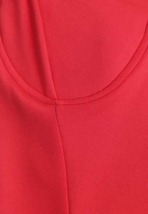 Renee - Czerwona Sukienka o Rozkloszowanym Kroju na Jedno Ramię z Głębokim Rozcięciem Efiela. Okazja: na wesele, na imprezę, na ślub cywilny. Kolor: czerwony. Materiał: skóra. Typ sukienki: rozkloszowane, asymetryczne, oversize. Styl: elegancki