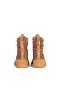 Kazar - Jasnobrązowe trzewiki damskie w militarnym stylu. Wysokość cholewki: przed kolano. Kolor: brązowy. Materiał: zamsz. Szerokość cholewki: normalna. Wzór: moro. Sezon: jesień, zima. Styl: militarny #3