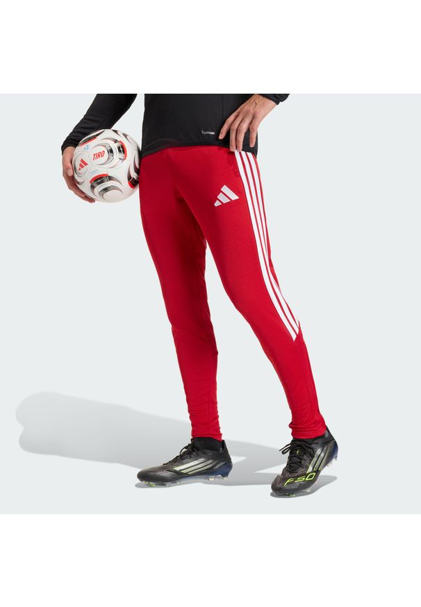 Adidas - Spodnie treningowe Tiro26 League Regular. Kolor: czerwony, biały, wielokolorowy. Materiał: dresówka. Technologia: ClimaCool (Adidas). Sport: piłka nożna