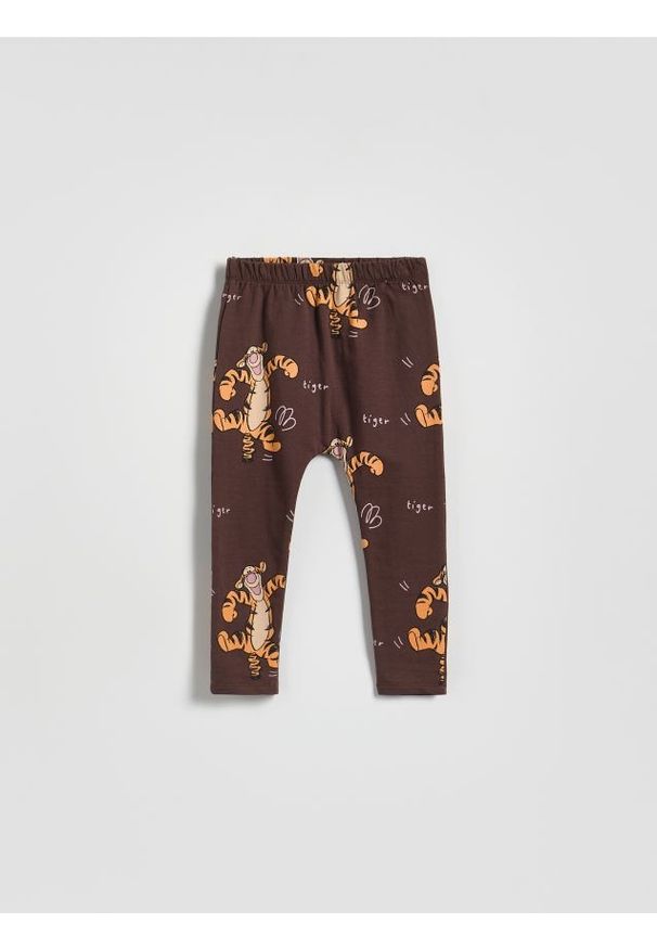 Reserved - Legginsy Kubuś Puchatek - ciemnobrązowy. Kolor: brązowy. Materiał: dzianina, bawełna. Wzór: motyw z bajki