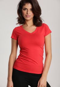 Renee - Czerwony T-shirt Mirasura. Kolor: czerwony. Materiał: dzianina. Długość rękawa: krótki rękaw. Długość: krótkie. Wzór: gładki