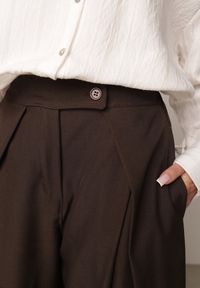 Born2be - Brązowe Spodnie Garniturowe z Szerokimi Nogawkami i Zakładkami w Talii Savara. Okazja: do pracy, na co dzień, na spotkanie biznesowe. Stan: podwyższony. Kolor: brązowy. Styl: elegancki, biznesowy, casual #4