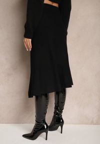 Renee - Czarna Spódnica z Dodatkiem Wełny o Rozkloszowanym Kroju z Guzikami Tirezi. Okazja: do pracy. Kolor: czarny. Materiał: wełna. Styl: elegancki